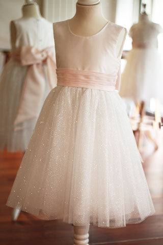 Robe cérémonie fille Lucie en taffetas et tulle pailleté blanc, ceinture rose. Boutique vêtements cérémonie enfants Fil de Légende à Paris, Neuilly-sur-Seine.