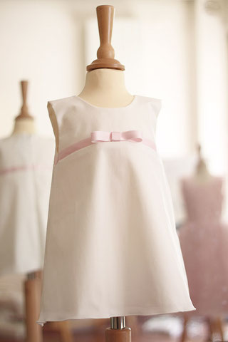 Robe trapèze cérémonie fille en coton blanc cassé et ruban rose. Boutique vêtements cérémonie enfants Fil de Légende à Paris, Neuilly-sur-Seine.