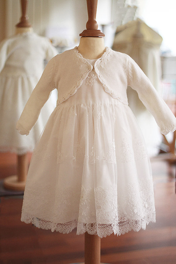 Gilet de cérémonie bébé fille en laine blanc cassé. Idéal avec robe de cérémonie bébé. Boutique Fil de Légende à Paris, Neuilly-sur-Seine.