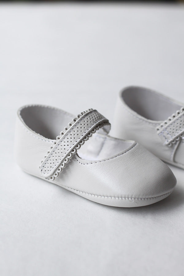 Chaussons ballerines bébé fille en cuir blanc cassé avec une fermeture dentelée à scratch - Pour cérémonie ou baptême - Vue rapprochée
