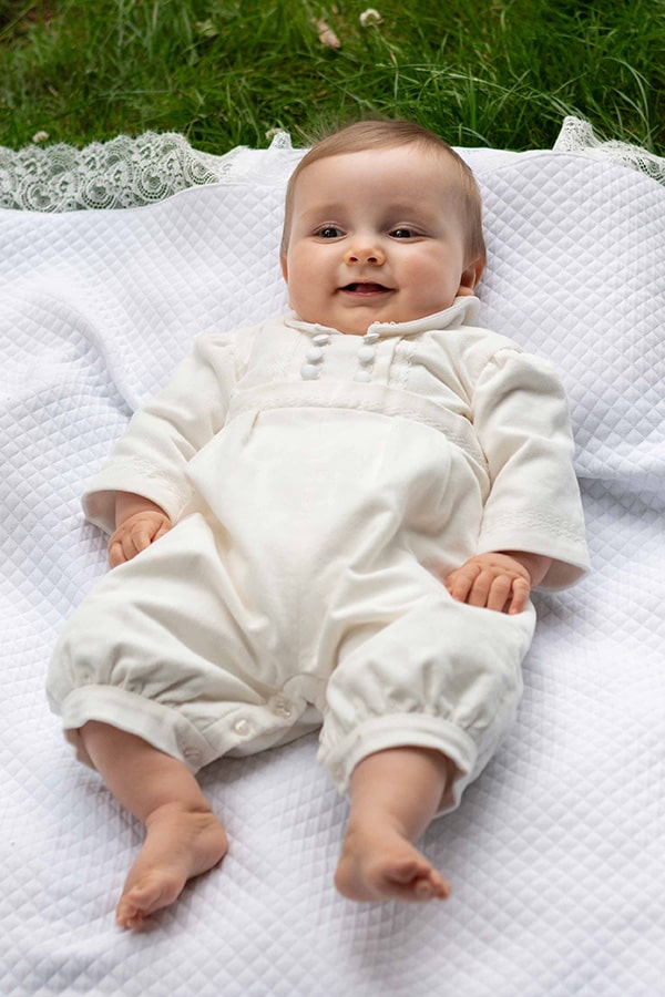 Barboteuse baptême bébé garçon Paul pour l'hiver en velours de coton doublée polaire. Création française Fil de Légende. Photo de la barboteuse vue rapprochée.