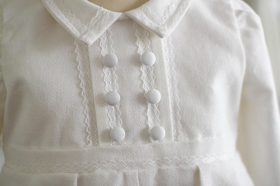 Barboteuse baptême bébé garçon Paul pour l'hiver en velours de coton doublée polaire. Création française Fil de Légende. Photo de la dentelle du corsage.