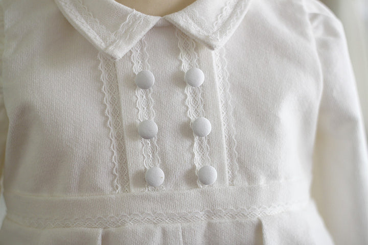 Barboteuse baptême bébé garçon Paul pour l'hiver en velours de coton doublée polaire. Création française Fil de Légende. Photo de la dentelle du corsage.