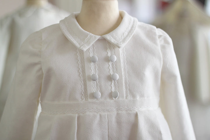 Barboteuse baptême bébé garçon Paul pour l'hiver en velours de coton doublée polaire. Création française Fil de Légende. Photo des boutons décoratifs du corsage.