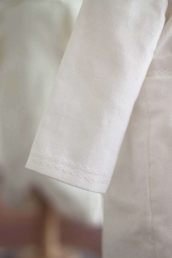 Barboteuse baptême bébé garçon Paul pour l'hiver en velours de coton doublée polaire. Création française Fil de Légende. Photo de la dentelle de la manche.