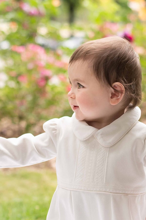 Barboteuse baptême d'hiver bébé garçon Baptiste en velours blanc cassé et dentelle de Calais. Doublure polaire. Création française Fil de Légende. Photo du corsage.