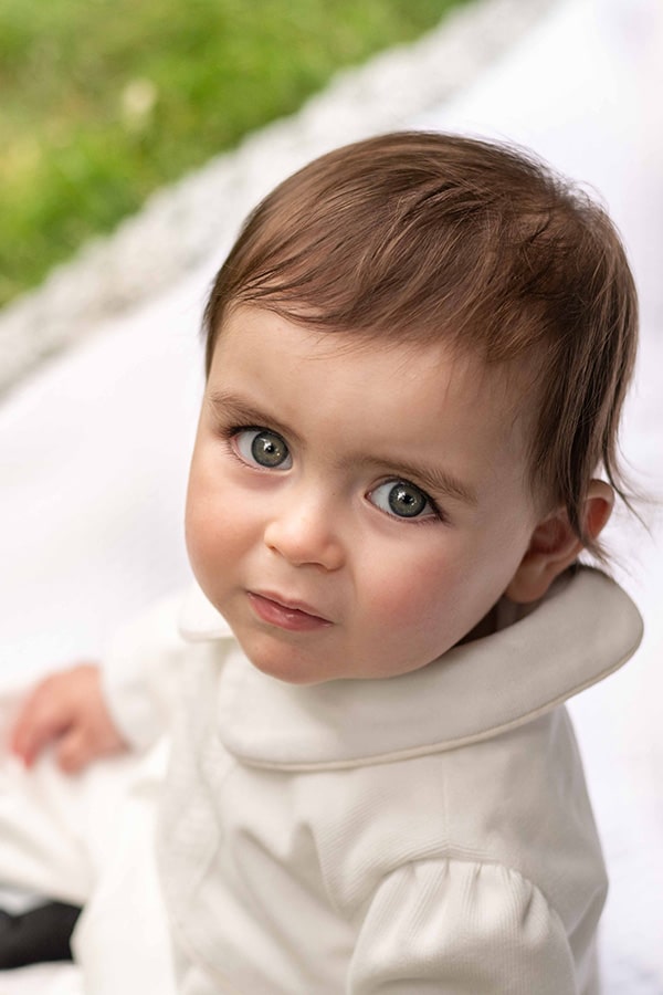 Barboteuse baptême d'hiver bébé garçon Baptiste en velours blanc cassé et dentelle de Calais. Doublure polaire. Création française Fil de Légende. Photo du col.