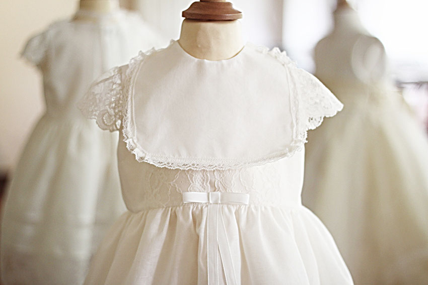 Bavoir de cérémonie bébé en coton et bordure dentelle. A porter avec une robe de baptême. Gros plan du bavoir.