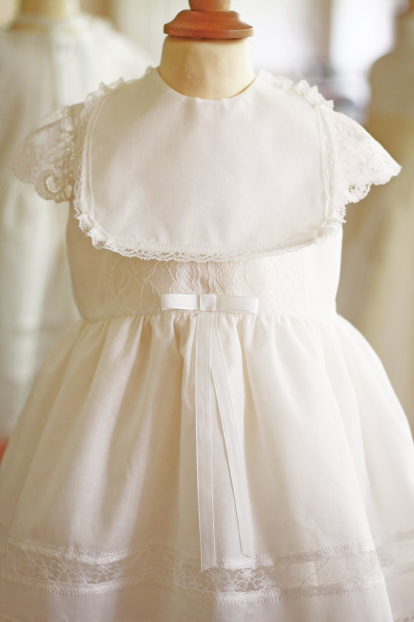 Bavoir de cérémonie bébé en coton et bordure dentelle. A porter avec une robe de baptême. Boutique Fil de Légende à Paris, Neuilly-sur-Seine.