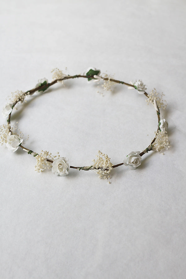 Couronne artificielle de petites fleurs blanches et gypsophile à porter avec une robe de cérémonie pour enfants. Parfait pour sublimer une coiffure de petite fille. Boutique Fil de Légende à Paris, Neuilly-sur-Seine.