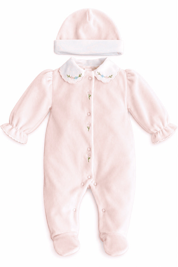 Ensemble de naissance bébé fille Eva en velours de coton rose pâle, composé d’un pyjama à col fleuri brodé et d’un bonnet assorti à revers blanc, Fil de Légende.