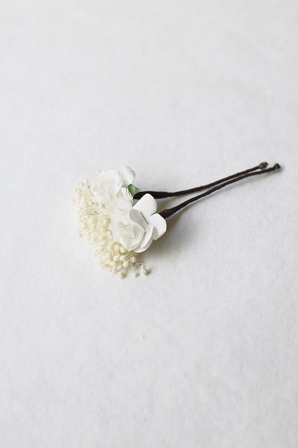 Fleurs blanches artificielles à piquer dans la coiffure d'une petite fille. Parfait pour sublimer la coiffure d'un enfant à l'occasion d'une cérémonie. Boutique Fil de Légende à Paris, Neuilly-sur-Seine.
