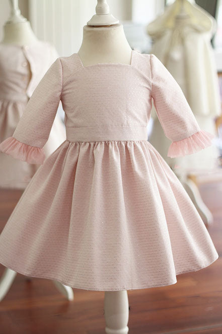 Robe de fête et cérémonie pour petite fille en tissu broché rose et or de fabrication française. Boutique Fil de Légende à Paris, Neuilly-sur-Seine.