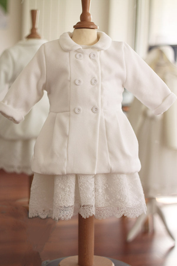 Manteau de cérémonie et baptême bébé fille en Mouflon blanc blanc cassé doublé polaire. Se porte par-dessus une robe de cérémonie. Création française Fil de Légende. Disponible en ligne ou en boutique à Paris, Neuilly-sur-Seine.