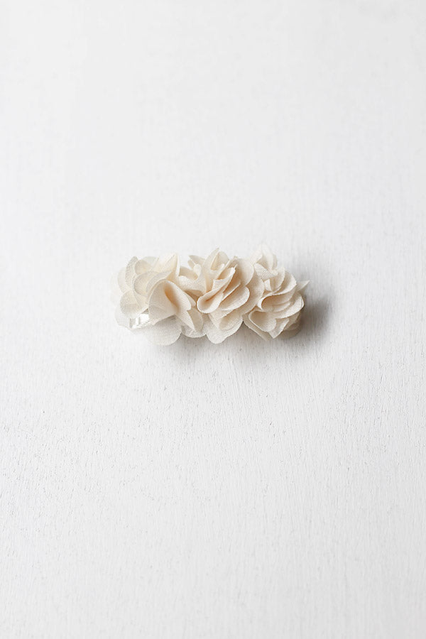 Pince cheveux fille avec trois fleurs en tissu ivoire. Parfait pour sublimer la coiffure d'une petite fille à l'occasion d'une cérémonie. Boutique Fil de Légende à Paris, Neuilly-sur-Seine.