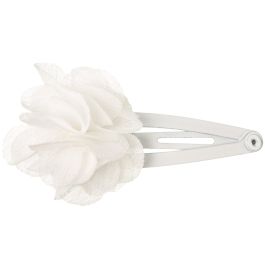 Pince cheveux bébé fille avec fleur en tissu blanc cassé. Parfait pour sublimer la coiffure d'un enfant à l'occasion d'une cérémonie. Photo en gros plan de la pince.