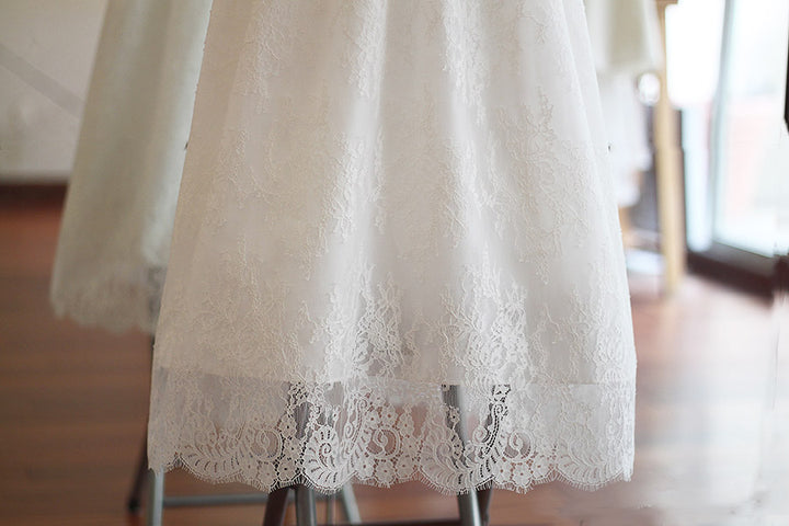 Robe baptême traditionnelle bébé en dentelle italienne blanc cassé doublée coton. Modèle manches longues. Création française Fil de Légende. Photo du bas de la jupe.