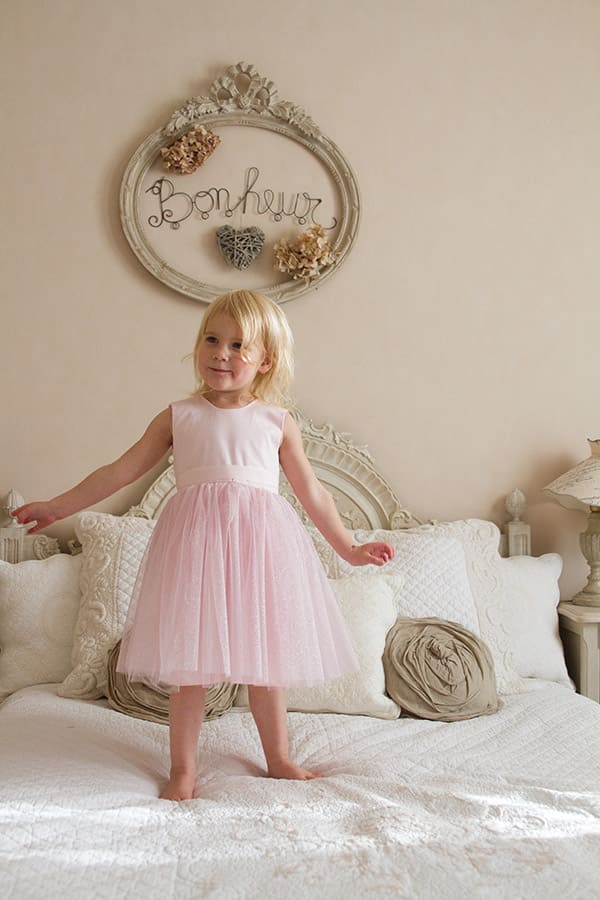 Robe cérémonie et fête fille en coton et tulle pailleté rose. Photo de la robe portée et vue de loin.